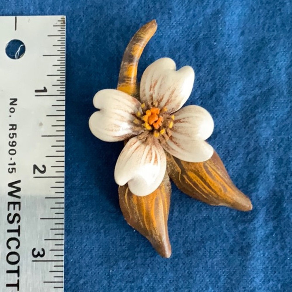 💗3/$15 💗 Genuine Leather Pin / brooch - flower
